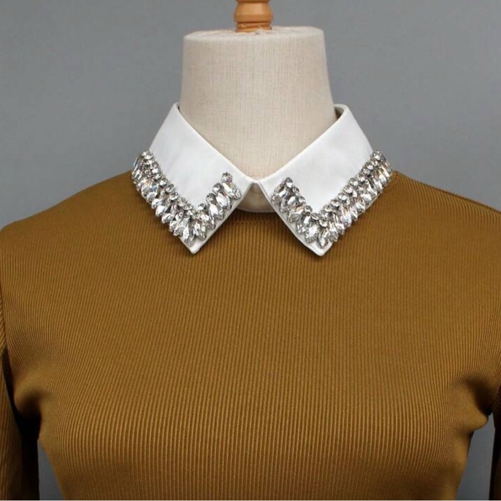 NWOT - Elegant Silver Embellished Collar Necklace